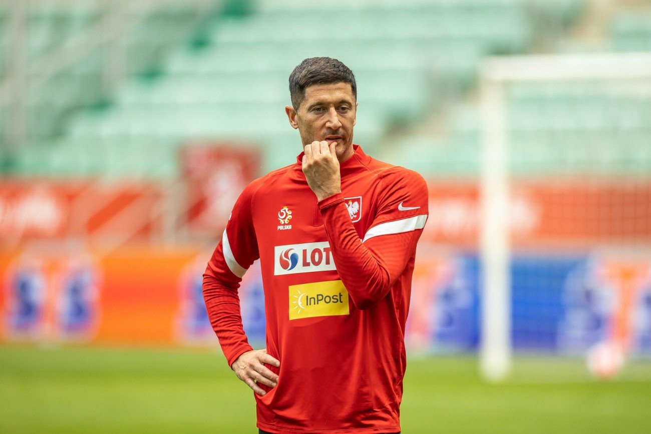 Robert Lewandowski jest w trakcie zgrupowania reprezentacji Polski. Saga o jego transferze żyje jednak własnym życiem.