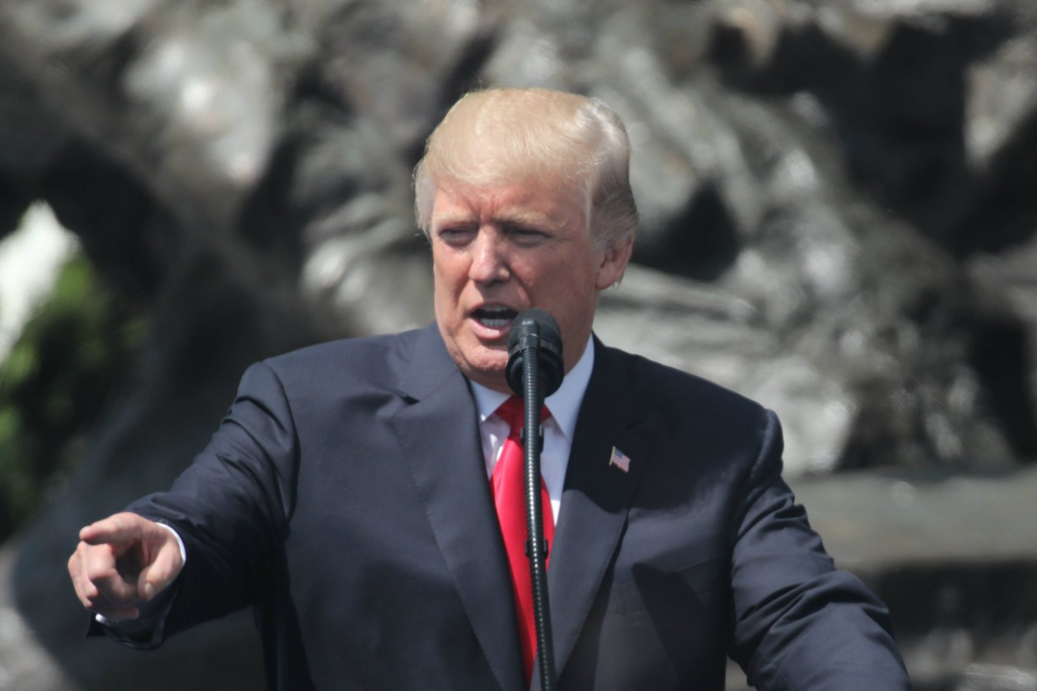 Donald Trump stwierdził, że potępia rosyjską agresję.