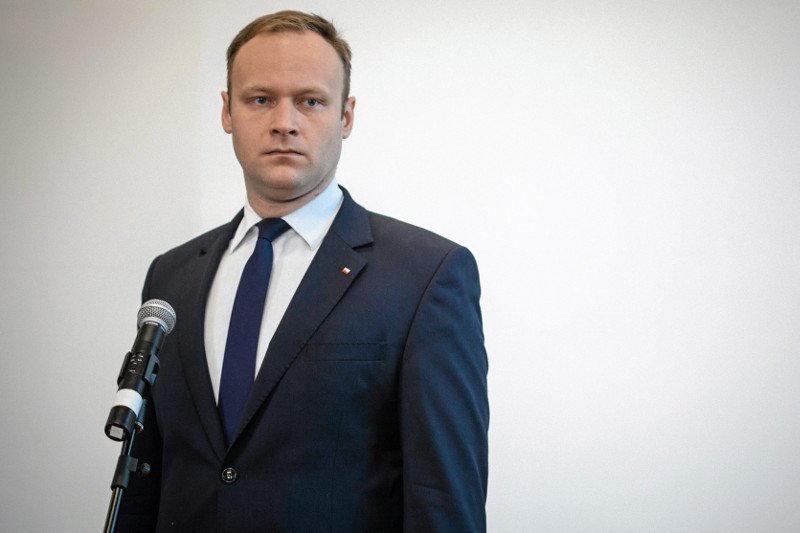 Rzecznik PiS twierdzi, że niektóre media faworyzują Bronisława Komorowskiego.