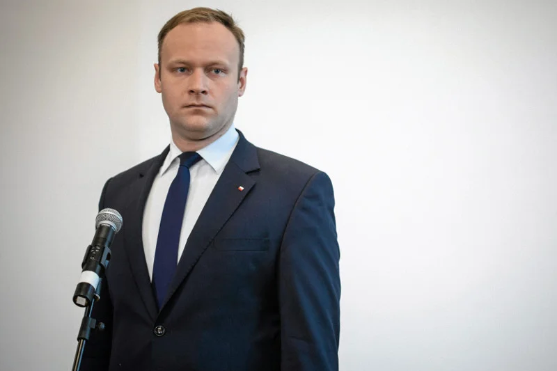Rzecznik PiS twierdzi, że niektóre media faworyzują Bronisława Komorowskiego.