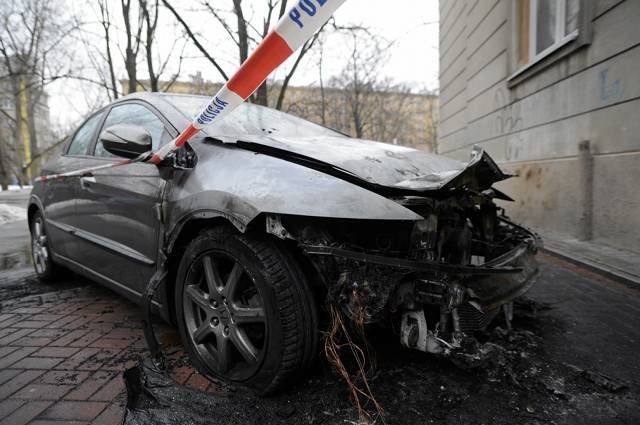 Spalony przy ul. Oleandrów samochód