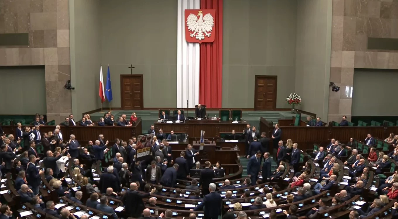Matecki i Woś wykluczeni z obrad Sejmu. Czarzasty aż wezwał Błaszczaka na słowo