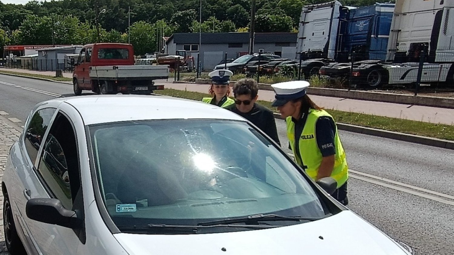 Policja zatrzyma do kontroli, a skarci ksiądz. "Czy to kółko różańcowe?".
