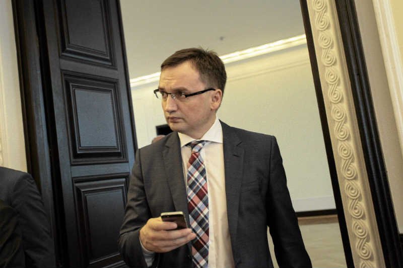 Prokuratorzy, którzy podlegają Zbigniewowi Ziobrze, przyszli do biegłych, którzy wydali opinię ws. śmierci ojca ministra sprawiedliwości.