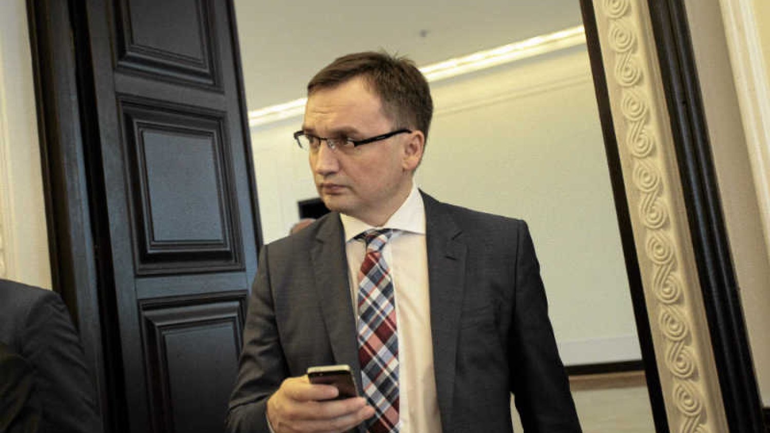 Prokuratorzy, którzy podlegają Zbigniewowi Ziobrze, przyszli do biegłych, którzy wydali opinię ws. śmierci ojca ministra sprawiedliwości.