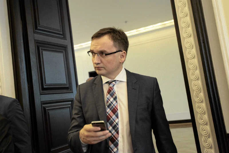 Prokuratorzy, którzy podlegają Zbigniewowi Ziobrze, przyszli do biegłych, którzy wydali opinię ws. śmierci ojca ministra sprawiedliwości.