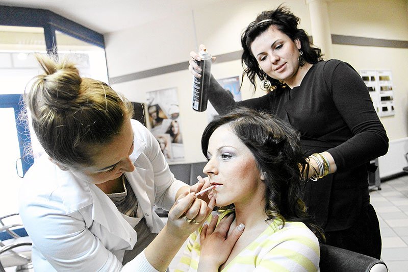 Urząd pracy powinien dofinansowywać fryzjera i kosmetyczkę, bo zadbane kobiety łatwiej znajdują pracę?