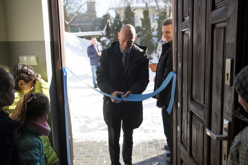 'Dobry Sąsiad'' to rozpoczęty w 2006 roku program firmy Żywiec Zdrój, który poprzez wzmacnianie integracji społecznej, wspieranie bezpieczeństwa oraz troskę o równy dostęp do odpowiedniej jakości wody, stara się wspierać lokalne społeczności.