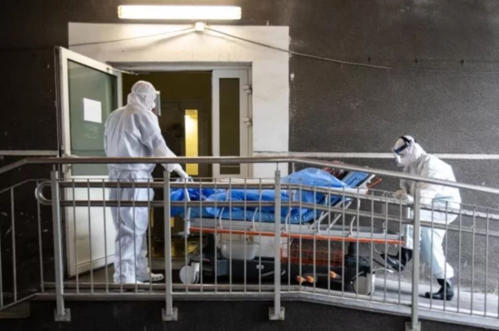 Rzeczniczka Prokuratury Regionalnej w Poznaniu prok. Anna Marszałek przekazała w poniedziałek, że została już przeprowadzona sekcja zwłok sześciu osób, które zmarły w szpitalu tymczasowym w Poznaniu w dniu, w którym w placówce zabrakło tlenu dla pacjentów