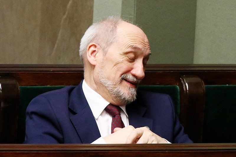 Wątpliwe, by szef MON Antoni Macierewicz przejął się tym, co piszą o nim w Niemczech. Reputacja Wojska Polskiego i Polski cierpi jednak coraz bardziej.