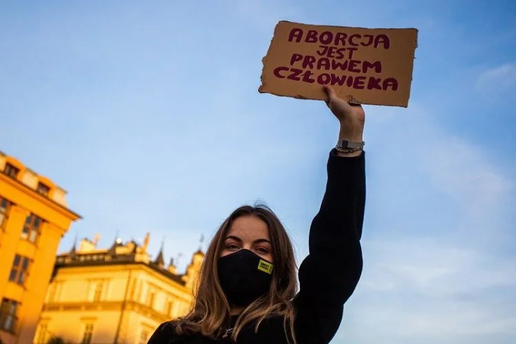 "Gazeta Wyborcza": PiS szykuje pomoc dla kobiet ws. aborcji.