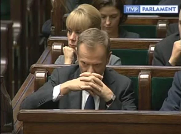 Premier Donald Tusk słucha wystąpienia Janusza Palikota (18 listopada 2011)