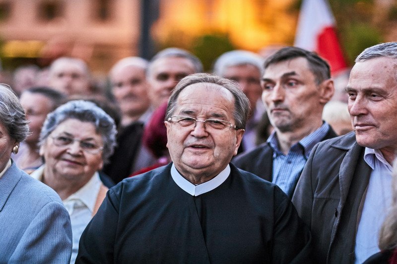 Tym razem Tadeusz Rydzyk zaatakował minister Rafalską za chęć przyjęcia kompromisowych rozwiązań w sprawie zakazu handlu w niedziele.