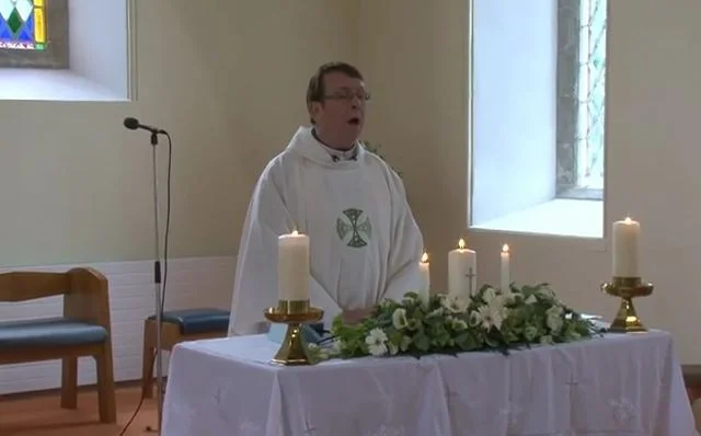 Śpiewający ksiądz Ray Kelly podbija internet i serca fanów. Już ma zamówienia na kilkadziesiąt występów podczas ślubów.