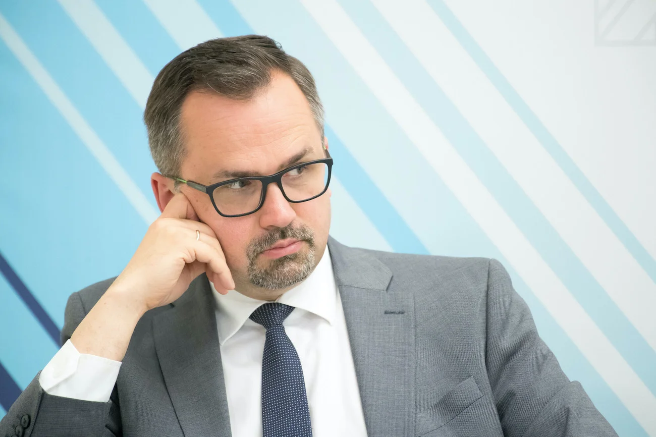 Marcin Horała próbował przeliczyć mandaty dla PiS, ale zaliczył wpadkę.
