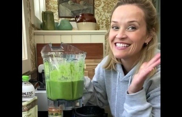 Reese Witherspoon podała przepis na zielony koktajl smoothie.