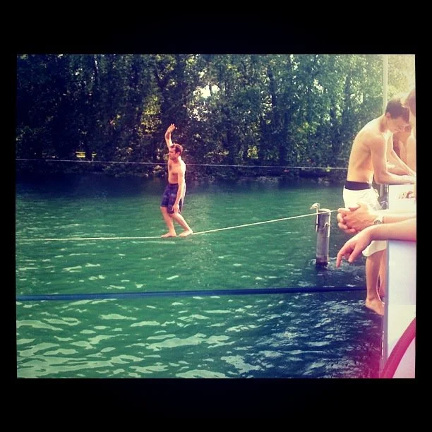 Popularna rozrywka w trakcie sezonu letniego - Slacklining