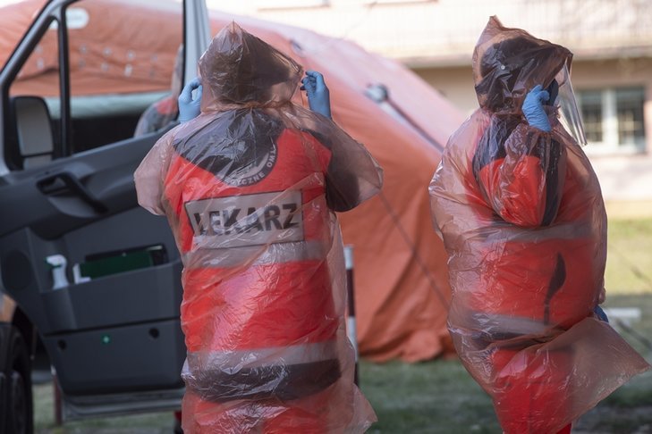 Ilu lekarzy i pielęgniarek jest na kwarantannie?