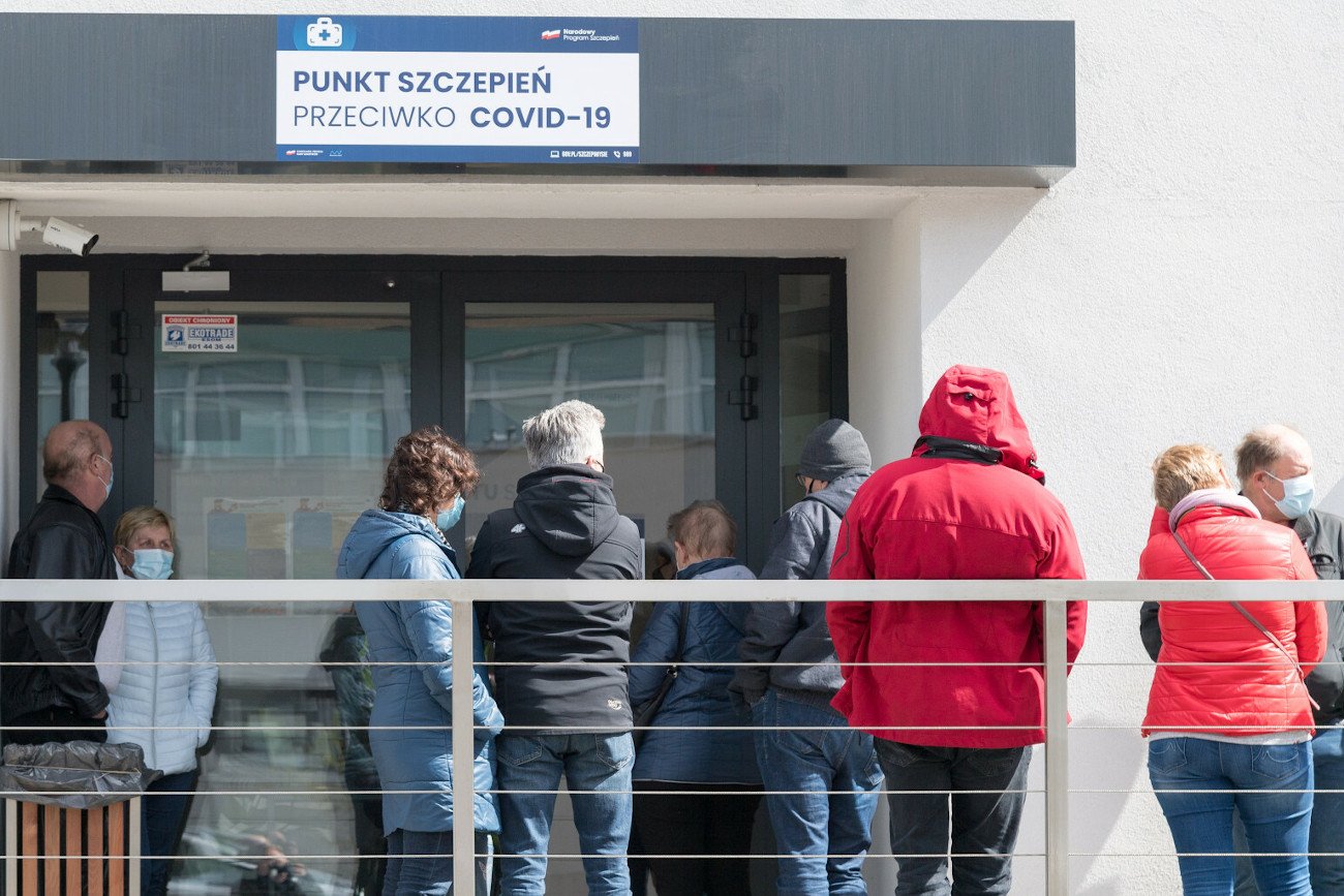 Prof. Włodzimierz Gut odniósł się w rozmowie z naTemat.pl do najnowszych danych o zgonach w związku z COVID-19, które dotyczyły osób zaszczepionych przeciwko koronawirusowi.