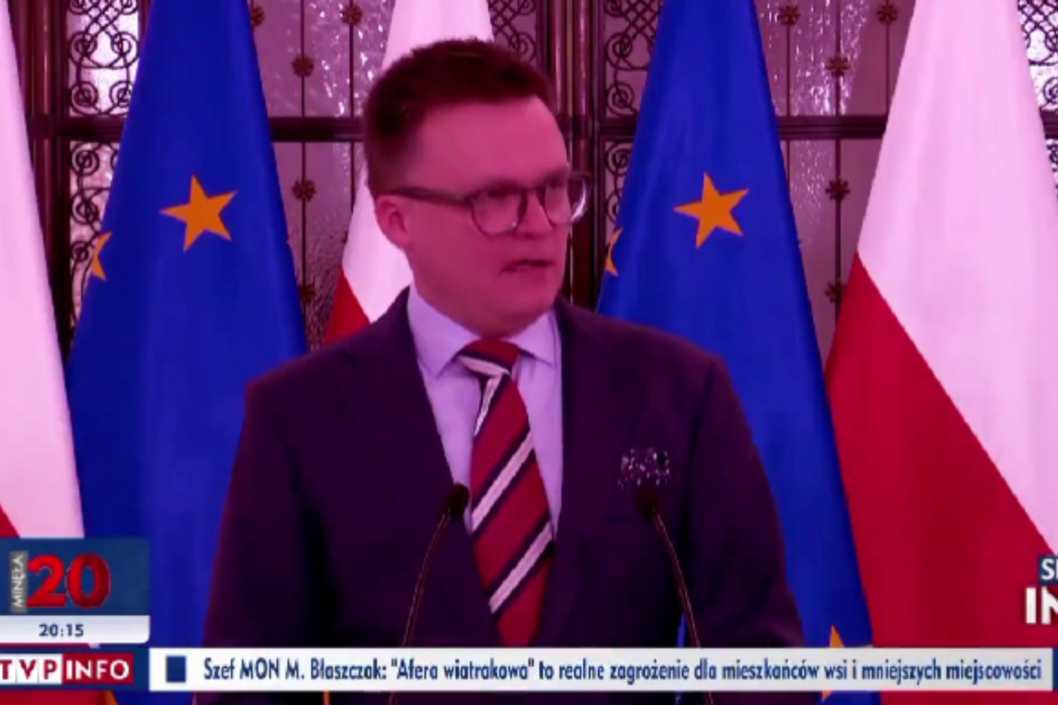 W TVP znów to zrobili. Tak pokazali Szymona Hołownię.