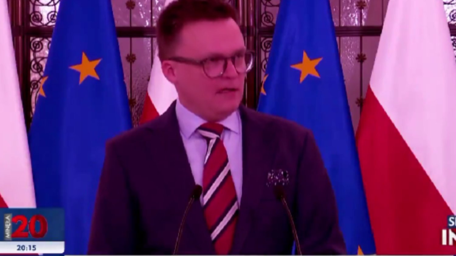 W TVP znów to zrobili. Tak pokazali Szymona Hołownię.