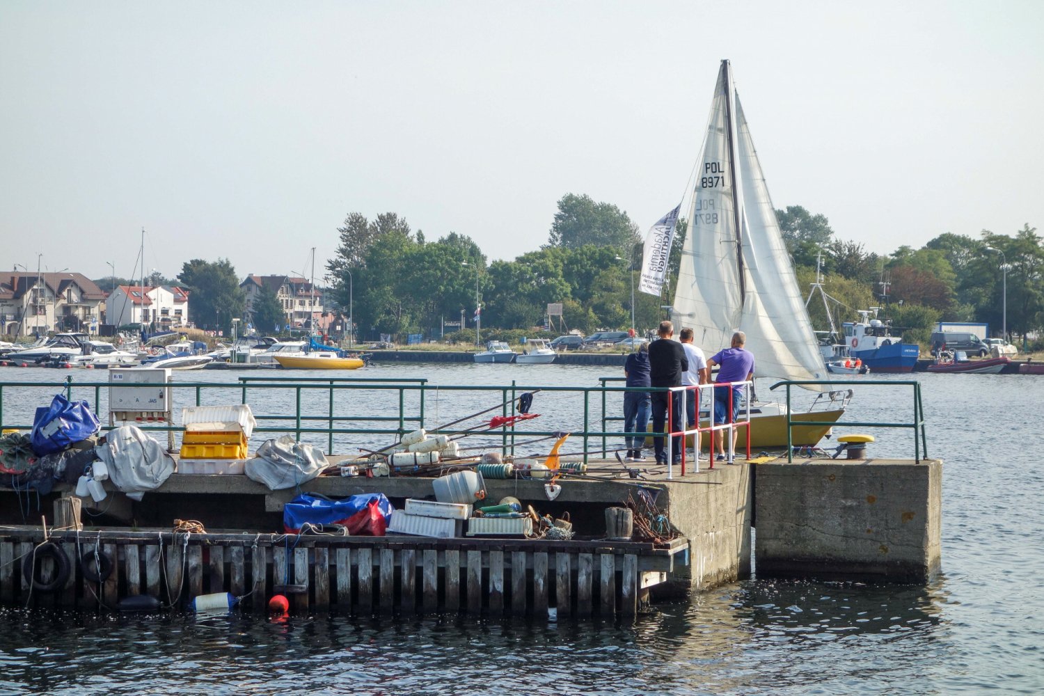 W Jastarni trwa akcja wydobycia dużego niewybuchu z basenu portowego.