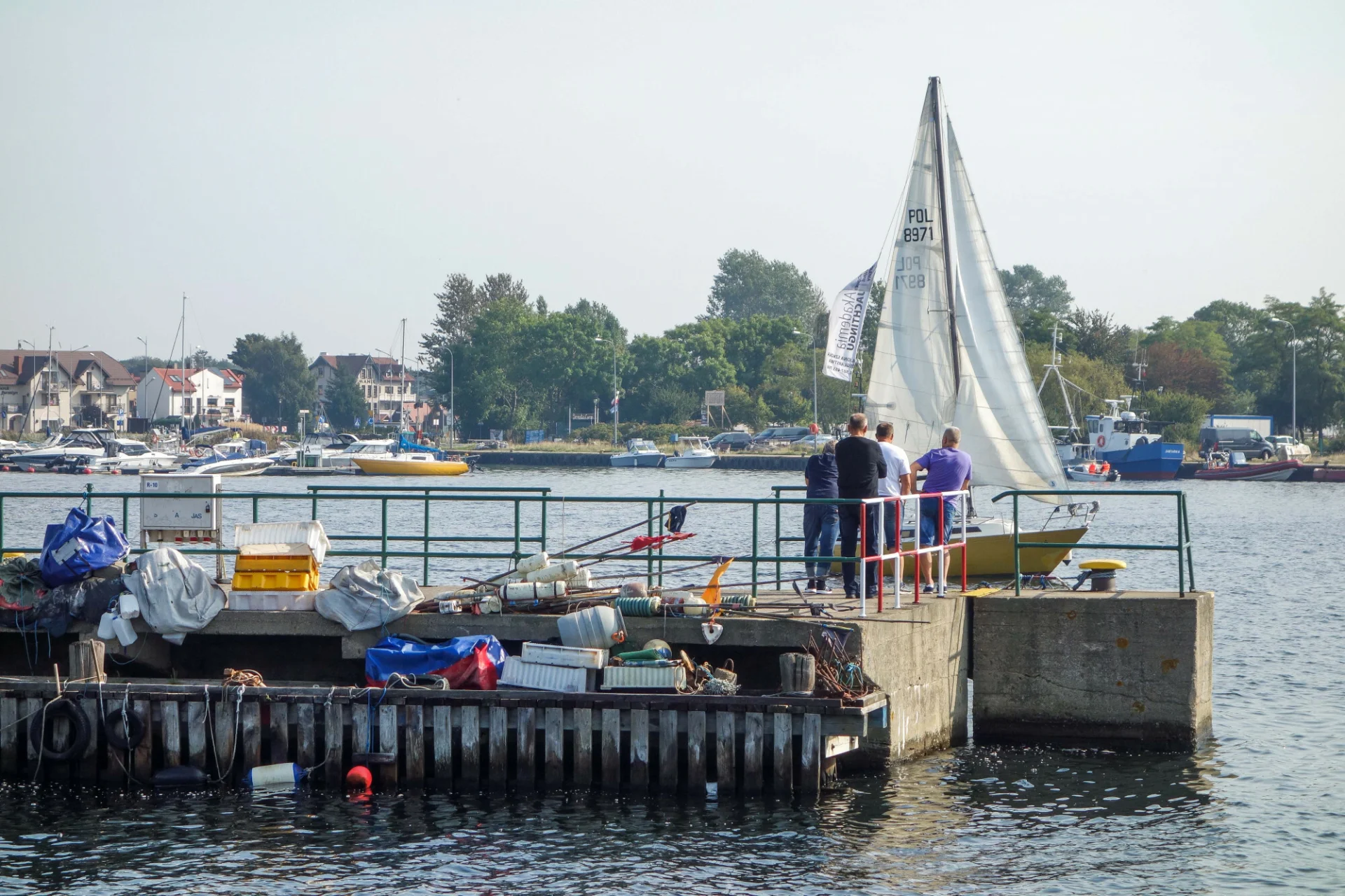 W Jastarni trwa akcja wydobycia dużego niewybuchu z basenu portowego.