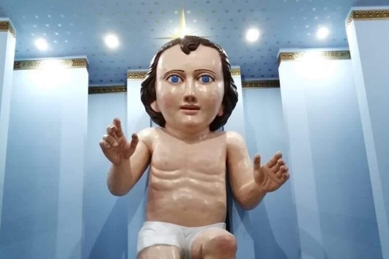 Dzieciątko Jezus przypomina brytyjskiego muzyka.