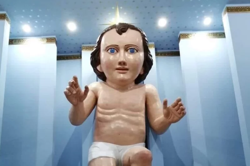 Dzieciątko Jezus przypomina brytyjskiego muzyka.