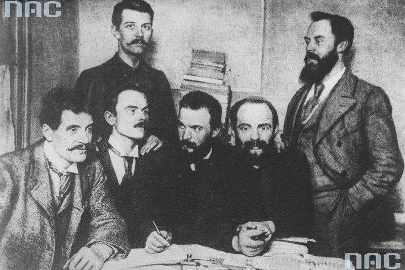 Przywódcy Polskiej Partii Socjalistycznej w Londynie, 1896. Siedzą od lewej: Ignacy Mościcki, Jędrzejewicz, Józef Piłsudski, Aleksander Dębski; stoją Bolesław Miklaszewski i Witold Jodko-Narkiewicz.