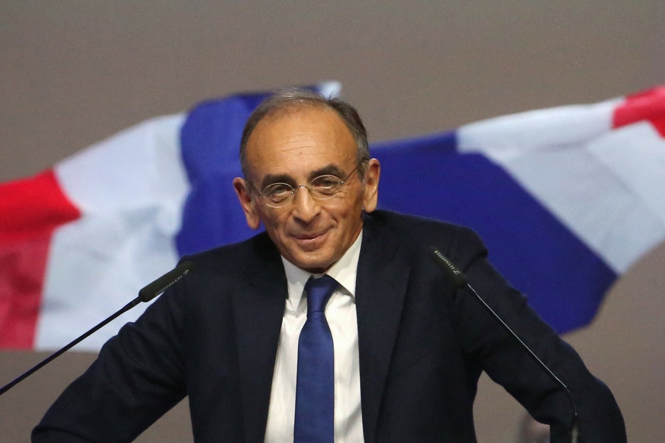 Eric Zemmour doznał kontuzji po tym, jak jeden z jego przeciwników rzucił się na niego podczas wiecu wyborczego.