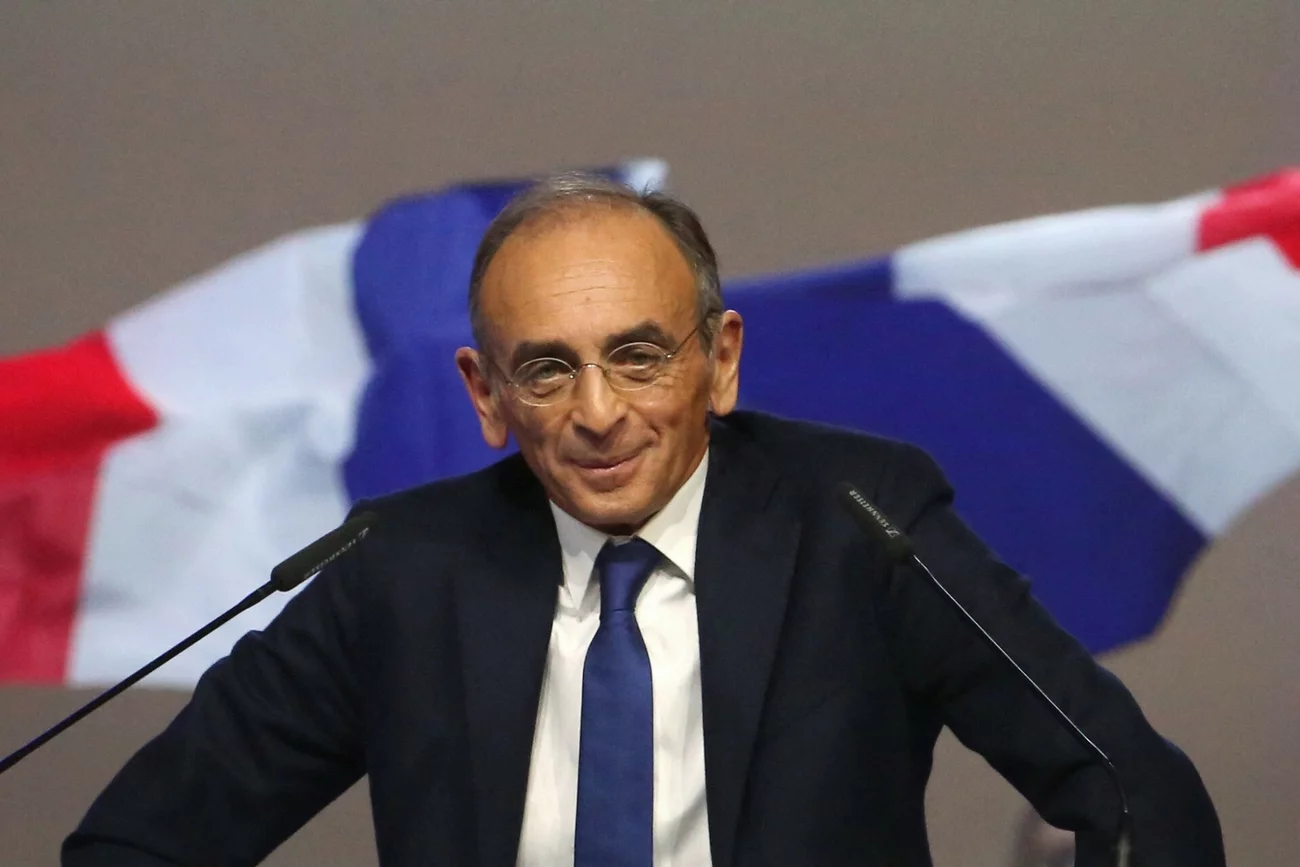 Eric Zemmour doznał kontuzji po tym, jak jeden z jego przeciwników rzucił się na niego podczas wiecu wyborczego. Eric Zemmour doznał kontuzji po tym, jak jeden z jego przeciwników rzucił się na niego podczas wiecu wyborczego.