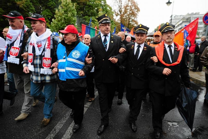 Związkowcy podczas przemarszu pod Sejm 11.09.2013.