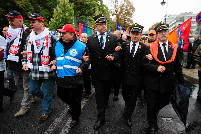 Związkowcy podczas przemarszu pod Sejm 11.09.2013.
