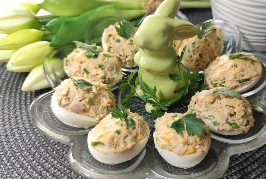 Lepsze niż jajka z majonezem. Jak zrobić farsz z pastą z tuńczyka?