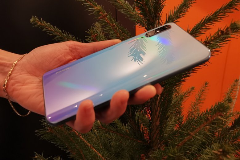 Dla rozwoju smartfonów dekada to jak wieczność. Porównujemy telefony Huawei Ascend M860 i P Smart Pro, aby zobrazować, jakie rewolucyjne zmiany zaszły w świecie komórek