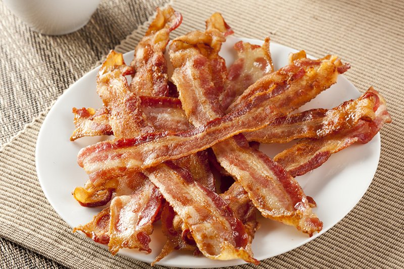 Bekon wydaje się być idealnym dodatkiem do każdego dania