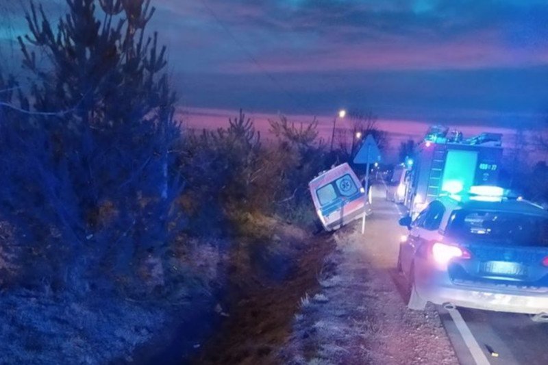 Pijany pacjent ukradł karetkę i wpadł z nią do rowu.