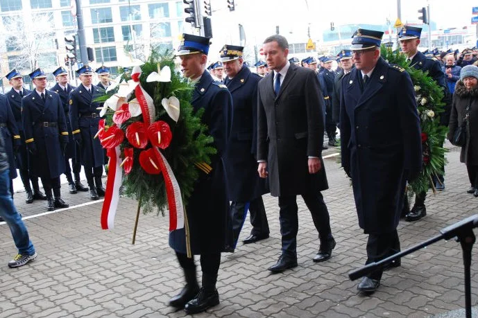 Tak wyglądały oficjalne obchody 35 rocznicy strajku w szkole strażackiej. Z pompą i paradą.