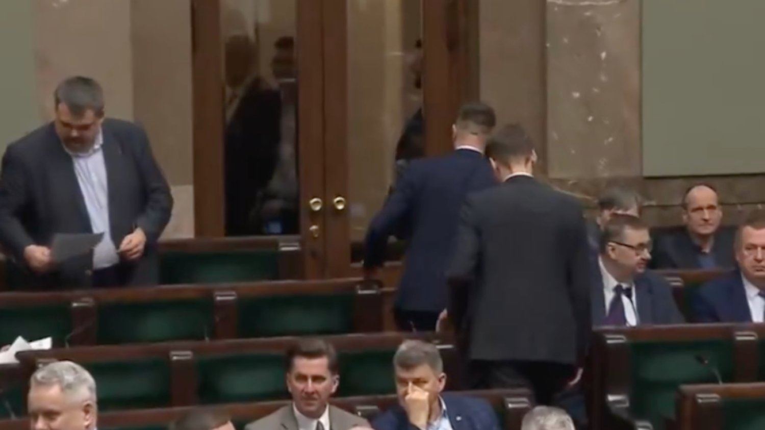 Poseł Konfederacji Ryszard Wilk wyprowadzony z Sejmu Poseł Konfederacji Ryszard Wilk wyprowadzony z Sejmu