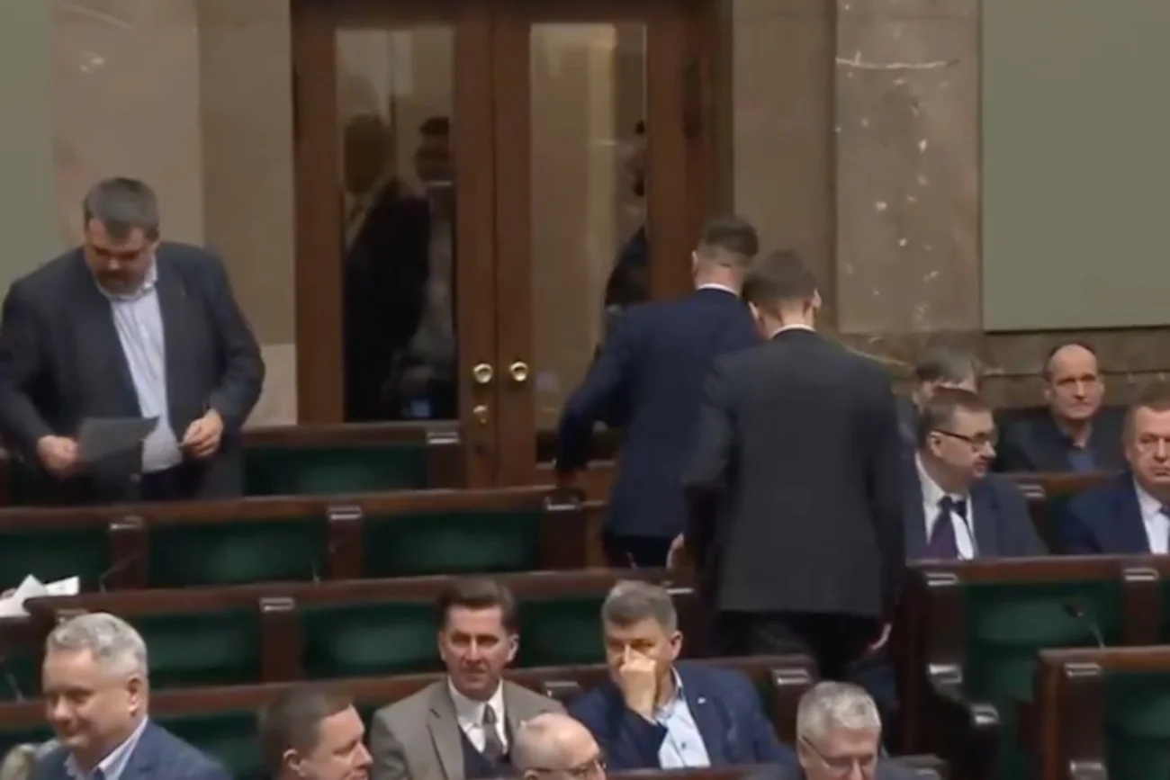 Poseł Konfederacji Ryszard Wilk wyprowadzony z Sejmu Poseł Konfederacji Ryszard Wilk wyprowadzony z Sejmu