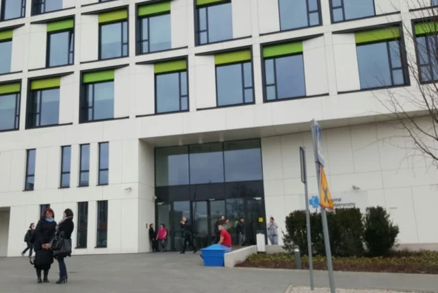 Palacze przy wejściu do szpitala.