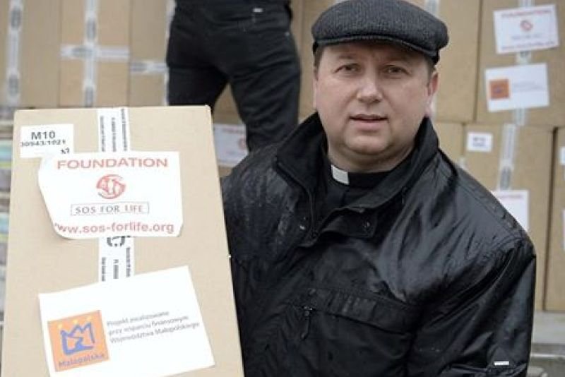 Ks Jegierski jest szefem fundacji "SOS dla Życia", która zajmuje się pomocą humanitarną