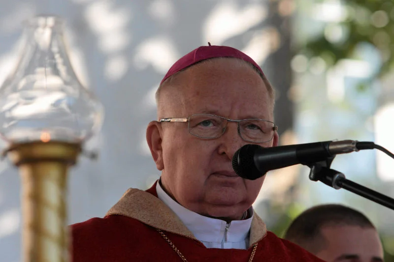 Biskupa Kazimierza Ryczana oburzyło to, że w spocie Ewy Kopacz mowa była o krzyżu i zdejmowaniu go ze ścian