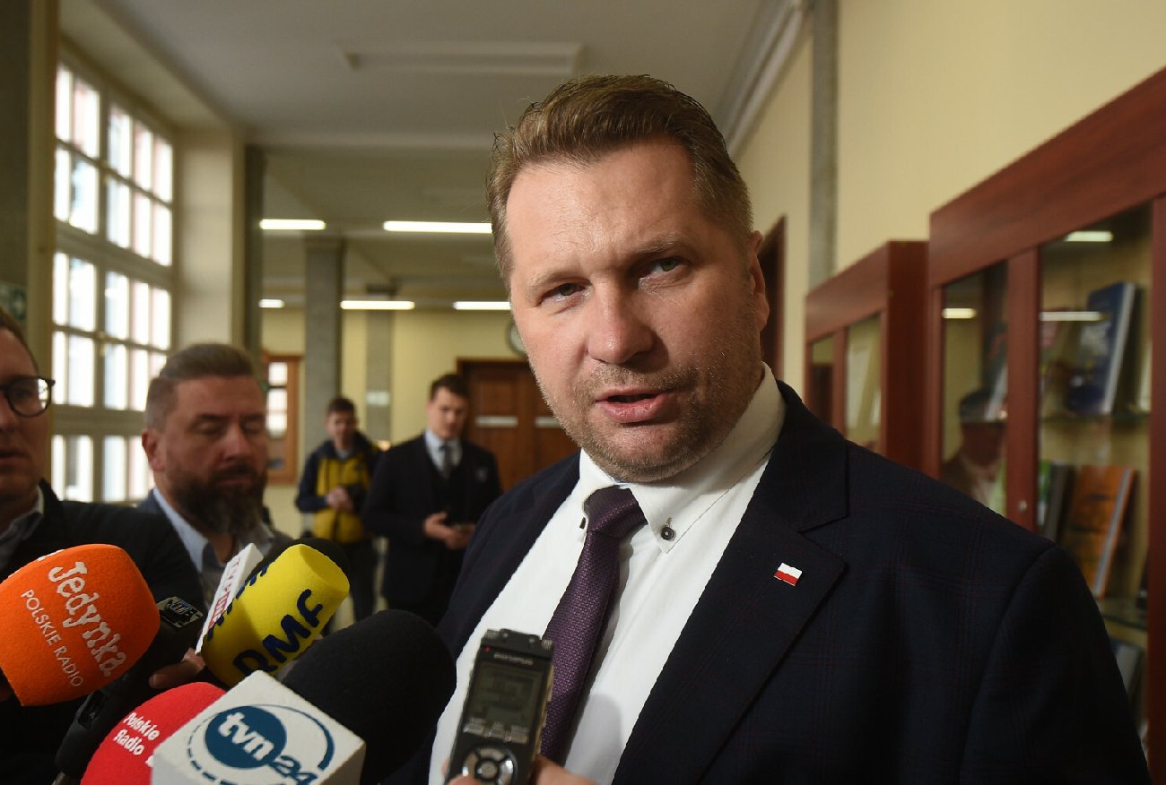 Edukacja zdalna na zimę? Przemysław Czarnek już grozi konsekwencjami