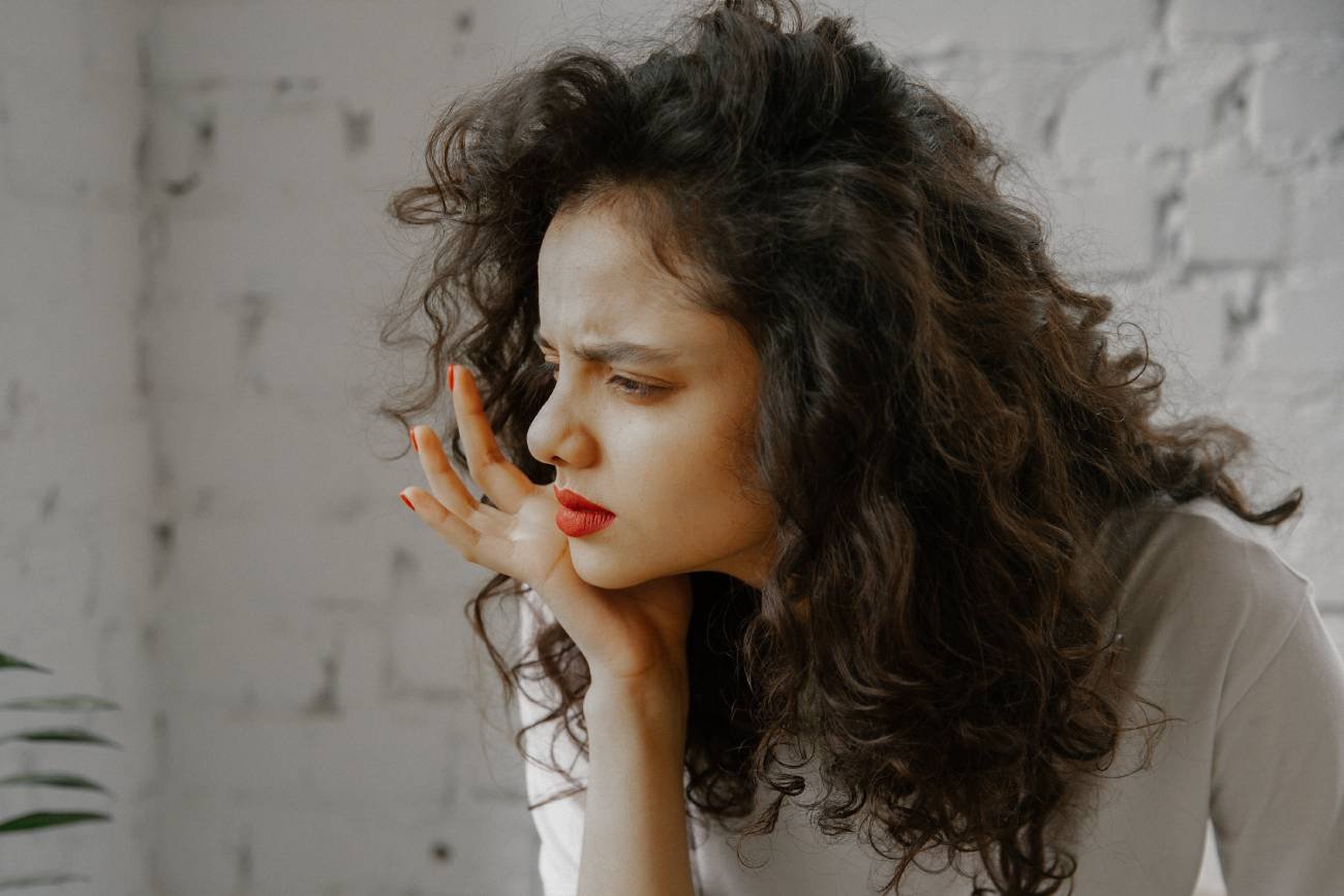 Facet przyjaźni się z byłą. To nie jest okej