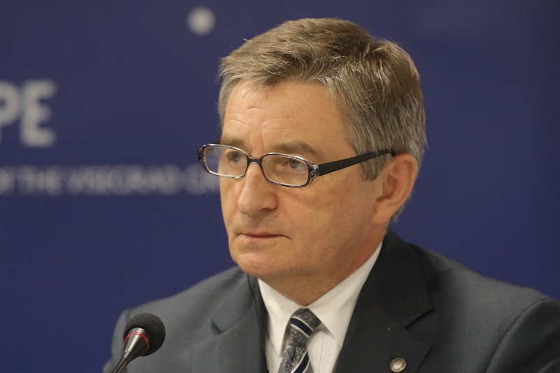 Trwa afera z "rodzinnymi" lotami Marka Kuchcińskiego. Jakich członków rodziny marszałek Sejmu zabierał w rejsy rządowym samolotem?