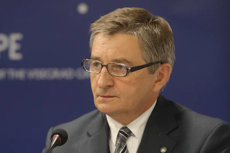 Trwa afera z "rodzinnymi" lotami Marka Kuchcińskiego. Jakich członków rodziny marszałek Sejmu zabierał w rejsy rządowym samolotem?