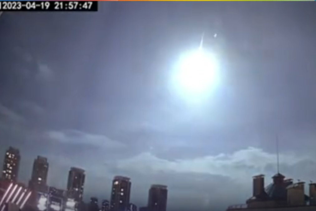 Rozbłyski nad Kijowem to satelita, ktora spadła na Ziemię? Jest nagranie