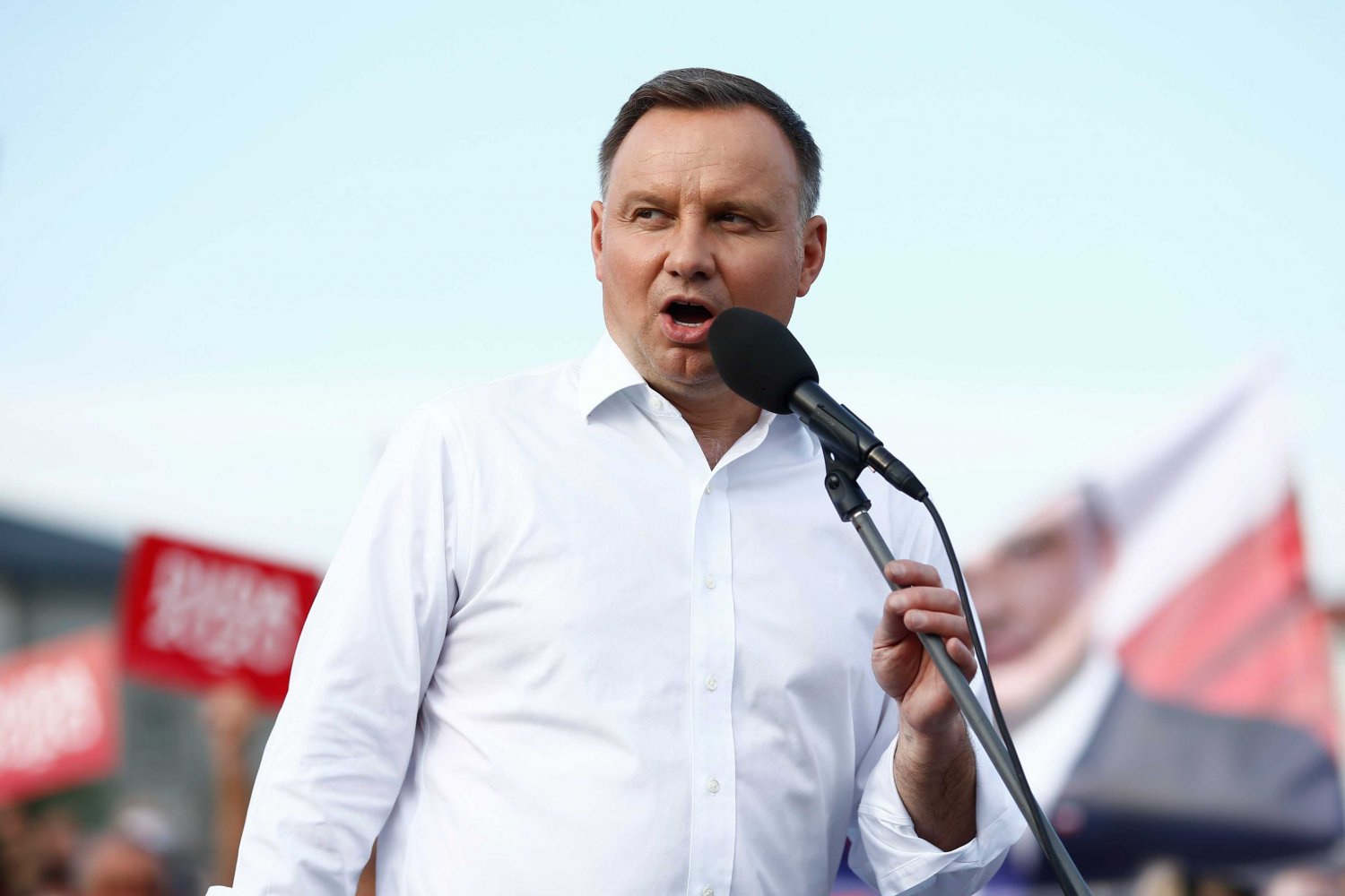 Różnica pomiędzy kandydatami na prezydenta jest minimalna.Takie wnioski płyną z sondażu IBRiS dla Wirtualnej Polski. Andrzej Duda nie może być pewny wygranej w wyborach prezydenckich. Takie wnioski płyną z sondażu IBRiS dla Wirtualnej Polski.